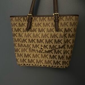 Micheal Kors shoulder bag. Brown and gold.